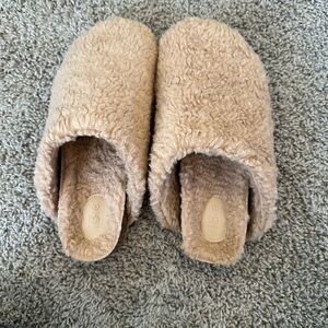 Cozy Tan Fuzzy Clog Sliders